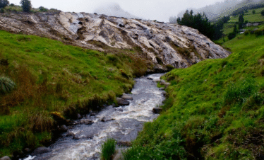 Aniversario 53 de la Cooperativa Salinas Ltda en Salinas de Guaranda Salinas vivió una jornada inolvidable celebrando el 53 aniversario de la Cooperativa Salinas Ltda, institución clave en el desarrollo social, productivo y turístico de nuestra parroquia. La comunidad se unió para rendir homenaje a más de cinco décadas de esfuerzo colectivo y crecimiento comunitario. La conmemoración inició con una misa y sesión solemne, seguida de un desfile con delegaciones locales. Más tarde, se realizó una emotiva caminata con antorchas hacia las minas de sal, recordando los orígenes de Salinas y su identidad trabajadora. Durante la tarde, la plaza central se llenó de vida con juegos tradicionales como: Atrapar al chancho con los ojos vendados Juego del boly Dinámicas para toda la familia La celebración cerró con un gran evento artístico, donde destacó la presentación de la reconocida cantante Gloria Gómez, “La Gygy”, quien brindó un show lleno de energía y emoción. Salinas: historia, turismo y comunidad Estos 53 años representan el fruto del trabajo asociativo y solidario que ha convertido a Salinas en un modelo de desarrollo rural y destino turístico único en Ecuador. Desde Tour Salinerito, celebramos este aniversario y reafirmamos nuestro compromiso de promover la riqueza cultural y natural de nuestra tierra. 📌 Salinas de Guaranda te espera para vivir experiencias, conocer su historia y disfrutar de su espíritu comunitario.