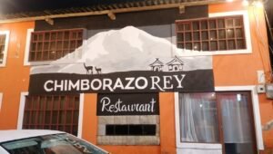 "Descubre el corazón de la naturaleza en Chimborazo Rey. Un refugio único donde el confort y la aventura se encuentran, con vistas inigualables al majestuoso Chimborazo. #ChimborazoRey #AventuraEcuador #TurismoDeAltura"