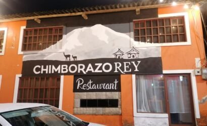 "Descubre el corazón de la naturaleza en Chimborazo Rey. Un refugio único donde el confort y la aventura se encuentran, con vistas inigualables al majestuoso Chimborazo. #ChimborazoRey #AventuraEcuador #TurismoDeAltura"