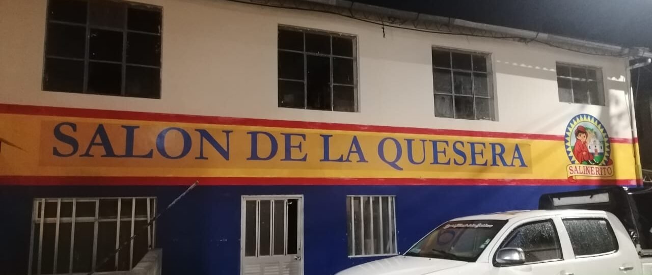 "Vista del salón de eventos, un espacio versátil que acoge actividades culturales y sociales para la comunidad de Salinas de Bolívar."