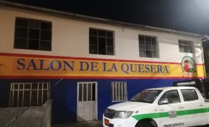 "Vista del salón de eventos, un espacio versátil que acoge actividades culturales y sociales para la comunidad de Salinas de Bolívar."