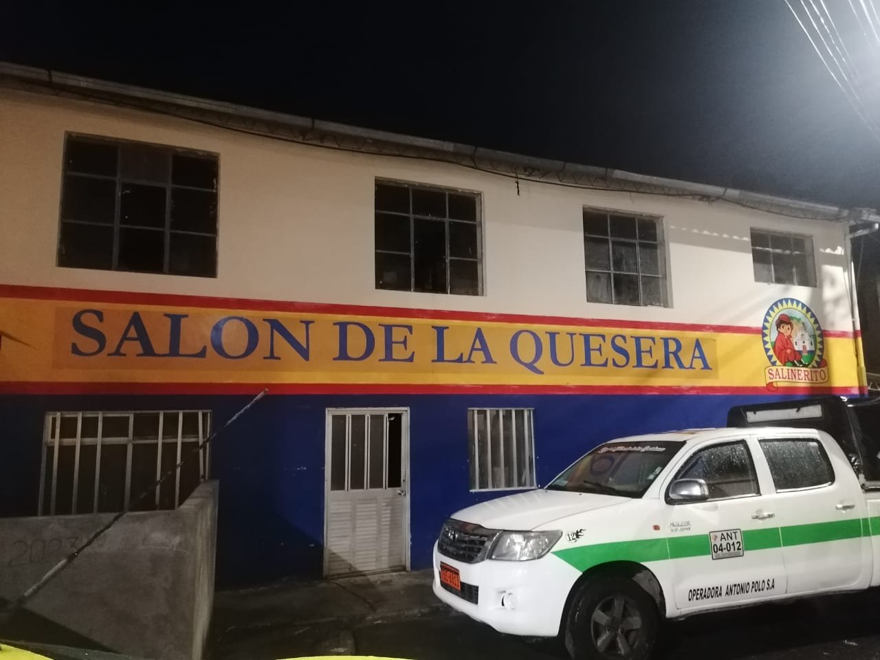 "Vista del salón de eventos, un espacio versátil que acoge actividades culturales y sociales para la comunidad de Salinas de Bolívar."