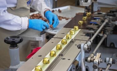 Artesano elaborando chocolate artesanal en Salinas de Guaranda.