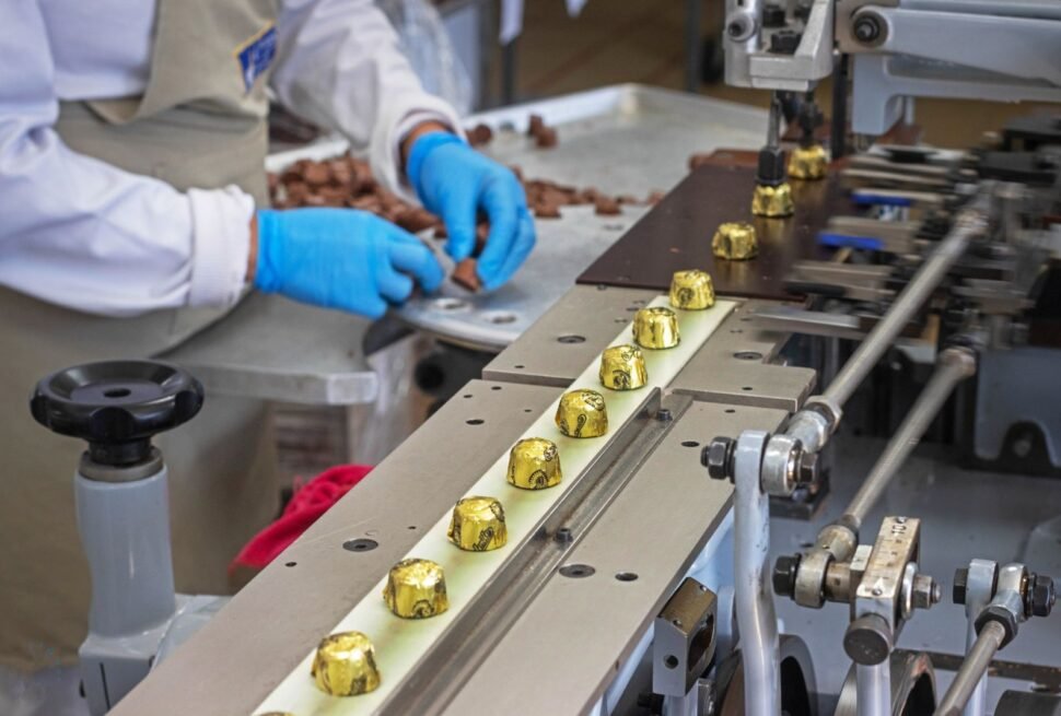 Artesano elaborando chocolate artesanal en Salinas de Guaranda.