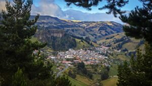 Hilandería Intercomunal Salinas, también conocida como Funorsal y Salinerito, es un centro textil emblemático en la provincia de Bolívar, Ecuador. Esta fábrica de hilados y tejidos tradicionales produce ponchos, mantas, bufandas y otros accesorios de lana de oveja y alpaca con técnicas ancestrales y procesos sostenibles. Funorsal y Salinerito destacan por fomentar el desarrollo comunitario en Salinas de Guaranda, integrando a artesanos locales y valorizando la producción de fibras naturales. La hilandería intercomunal Salinas es un referente en la fabricación de textiles de alta calidad, reconocida por su compromiso con la cultura, el empleo local y la sostenibilidad en la industria textil ecuatoriana.