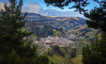 Hilandería Intercomunal Salinas, también conocida como Funorsal y Salinerito, es un centro textil emblemático en la provincia de Bolívar, Ecuador. Esta fábrica de hilados y tejidos tradicionales produce ponchos, mantas, bufandas y otros accesorios de lana de oveja y alpaca con técnicas ancestrales y procesos sostenibles. Funorsal y Salinerito destacan por fomentar el desarrollo comunitario en Salinas de Guaranda, integrando a artesanos locales y valorizando la producción de fibras naturales. La hilandería intercomunal Salinas es un referente en la fabricación de textiles de alta calidad, reconocida por su compromiso con la cultura, el empleo local y la sostenibilidad en la industria textil ecuatoriana.