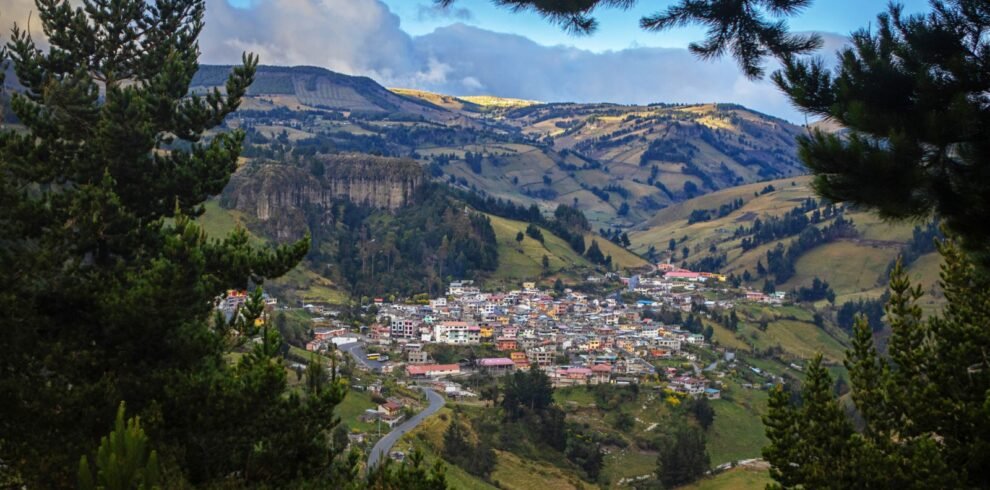Hilandería Intercomunal Salinas, también conocida como Funorsal y Salinerito, es un centro textil emblemático en la provincia de Bolívar, Ecuador. Esta fábrica de hilados y tejidos tradicionales produce ponchos, mantas, bufandas y otros accesorios de lana de oveja y alpaca con técnicas ancestrales y procesos sostenibles. Funorsal y Salinerito destacan por fomentar el desarrollo comunitario en Salinas de Guaranda, integrando a artesanos locales y valorizando la producción de fibras naturales. La hilandería intercomunal Salinas es un referente en la fabricación de textiles de alta calidad, reconocida por su compromiso con la cultura, el empleo local y la sostenibilidad en la industria textil ecuatoriana.
