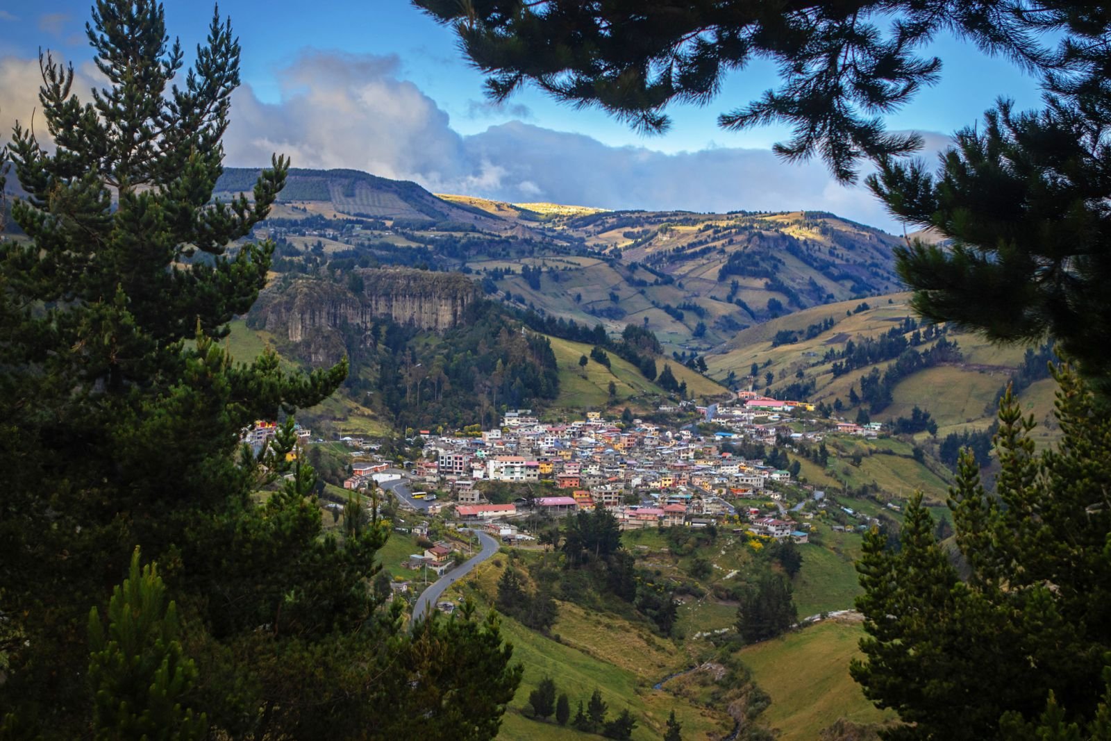 Hilandería Intercomunal Salinas, también conocida como Funorsal y Salinerito, es un centro textil emblemático en la provincia de Bolívar, Ecuador. Esta fábrica de hilados y tejidos tradicionales produce ponchos, mantas, bufandas y otros accesorios de lana de oveja y alpaca con técnicas ancestrales y procesos sostenibles. Funorsal y Salinerito destacan por fomentar el desarrollo comunitario en Salinas de Guaranda, integrando a artesanos locales y valorizando la producción de fibras naturales. La hilandería intercomunal Salinas es un referente en la fabricación de textiles de alta calidad, reconocida por su compromiso con la cultura, el empleo local y la sostenibilidad en la industria textil ecuatoriana.