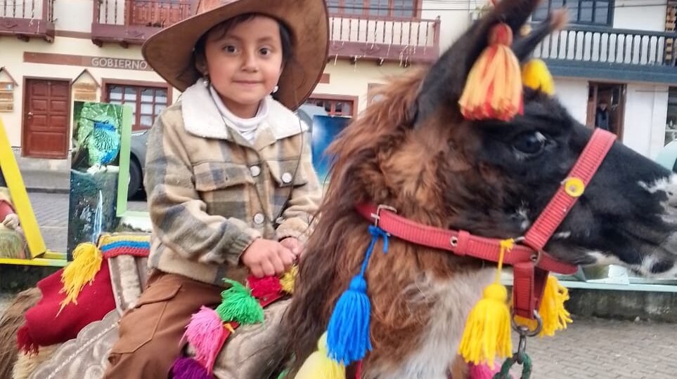 Salinerito te invita a vivir una experiencia inolvidable Durante el recorrido, podrás montar en una llama guiada por miembros de la comunidad local, quienes trabajan de la mano con el equipo de Tour Salinerito para ofrecer una experiencia segura y enriquecedora. Los turistas disfrutan del contacto directo con estos animales nobles y tranquilos, ideales para compartir momentos únicos y tomarse fotos memorables.