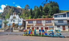 Festival de Verano 2025: Tradición, sabor y turismo comunitario Durante el feriado de agosto 2025, la parroquia Salinas, del cantón Guaranda, será el epicentro de un evento cultural y productivo sin igual. El Festival de Verano reunirá a emprendedores locales y visitantes en una gran feria que celebra lo mejor de nuestra identidad. Entre calles llenas de alegría, los asistentes podrán recorrer stands con quesos maduros, chocolates artesanales, tejidos andinos, embutidos, vinos, licores y más delicias hechas en nuestras montañas. Además de la feria, habrá actividades recreativas, presentaciones artísticas, juegos para niños y rutas guiadas hacia nuestros miradores naturales. La comunidad está lista para recibir a turistas nacionales y extranjeros con hospitalidad y calidez. ¿Por qué visitar Salinas? Este festival no es solo una fiesta, es una oportunidad para descubrir cómo las organizaciones comunitarias trabajan en conjunto para transformar productos locales en experiencias únicas. El turismo solidario en Salinas es una forma distinta de viajar: más humana, más auténtica, más conectada con las raíces.