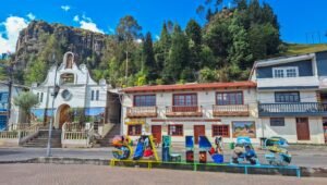 Festival de Verano 2025: Tradición, sabor y turismo comunitario Durante el feriado de agosto 2025, la parroquia Salinas, del cantón Guaranda, será el epicentro de un evento cultural y productivo sin igual. El Festival de Verano reunirá a emprendedores locales y visitantes en una gran feria que celebra lo mejor de nuestra identidad. Entre calles llenas de alegría, los asistentes podrán recorrer stands con quesos maduros, chocolates artesanales, tejidos andinos, embutidos, vinos, licores y más delicias hechas en nuestras montañas. Además de la feria, habrá actividades recreativas, presentaciones artísticas, juegos para niños y rutas guiadas hacia nuestros miradores naturales. La comunidad está lista para recibir a turistas nacionales y extranjeros con hospitalidad y calidez. ¿Por qué visitar Salinas? Este festival no es solo una fiesta, es una oportunidad para descubrir cómo las organizaciones comunitarias trabajan en conjunto para transformar productos locales en experiencias únicas. El turismo solidario en Salinas es una forma distinta de viajar: más humana, más auténtica, más conectada con las raíces.