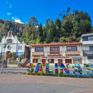 Festival de Verano 2025: Tradición, sabor y turismo comunitario Durante el feriado de agosto 2025, la parroquia Salinas, del cantón Guaranda, será el epicentro de un evento cultural y productivo sin igual. El Festival de Verano reunirá a emprendedores locales y visitantes en una gran feria que celebra lo mejor de nuestra identidad. Entre calles llenas de alegría, los asistentes podrán recorrer stands con quesos maduros, chocolates artesanales, tejidos andinos, embutidos, vinos, licores y más delicias hechas en nuestras montañas. Además de la feria, habrá actividades recreativas, presentaciones artísticas, juegos para niños y rutas guiadas hacia nuestros miradores naturales. La comunidad está lista para recibir a turistas nacionales y extranjeros con hospitalidad y calidez. ¿Por qué visitar Salinas? Este festival no es solo una fiesta, es una oportunidad para descubrir cómo las organizaciones comunitarias trabajan en conjunto para transformar productos locales en experiencias únicas. El turismo solidario en Salinas es una forma distinta de viajar: más humana, más auténtica, más conectada con las raíces.