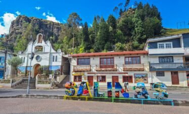 Festival de Verano 2025: Tradición, sabor y turismo comunitario Durante el feriado de agosto 2025, la parroquia Salinas, del cantón Guaranda, será el epicentro de un evento cultural y productivo sin igual. El Festival de Verano reunirá a emprendedores locales y visitantes en una gran feria que celebra lo mejor de nuestra identidad. Entre calles llenas de alegría, los asistentes podrán recorrer stands con quesos maduros, chocolates artesanales, tejidos andinos, embutidos, vinos, licores y más delicias hechas en nuestras montañas. Además de la feria, habrá actividades recreativas, presentaciones artísticas, juegos para niños y rutas guiadas hacia nuestros miradores naturales. La comunidad está lista para recibir a turistas nacionales y extranjeros con hospitalidad y calidez. ¿Por qué visitar Salinas? Este festival no es solo una fiesta, es una oportunidad para descubrir cómo las organizaciones comunitarias trabajan en conjunto para transformar productos locales en experiencias únicas. El turismo solidario en Salinas es una forma distinta de viajar: más humana, más auténtica, más conectada con las raíces.