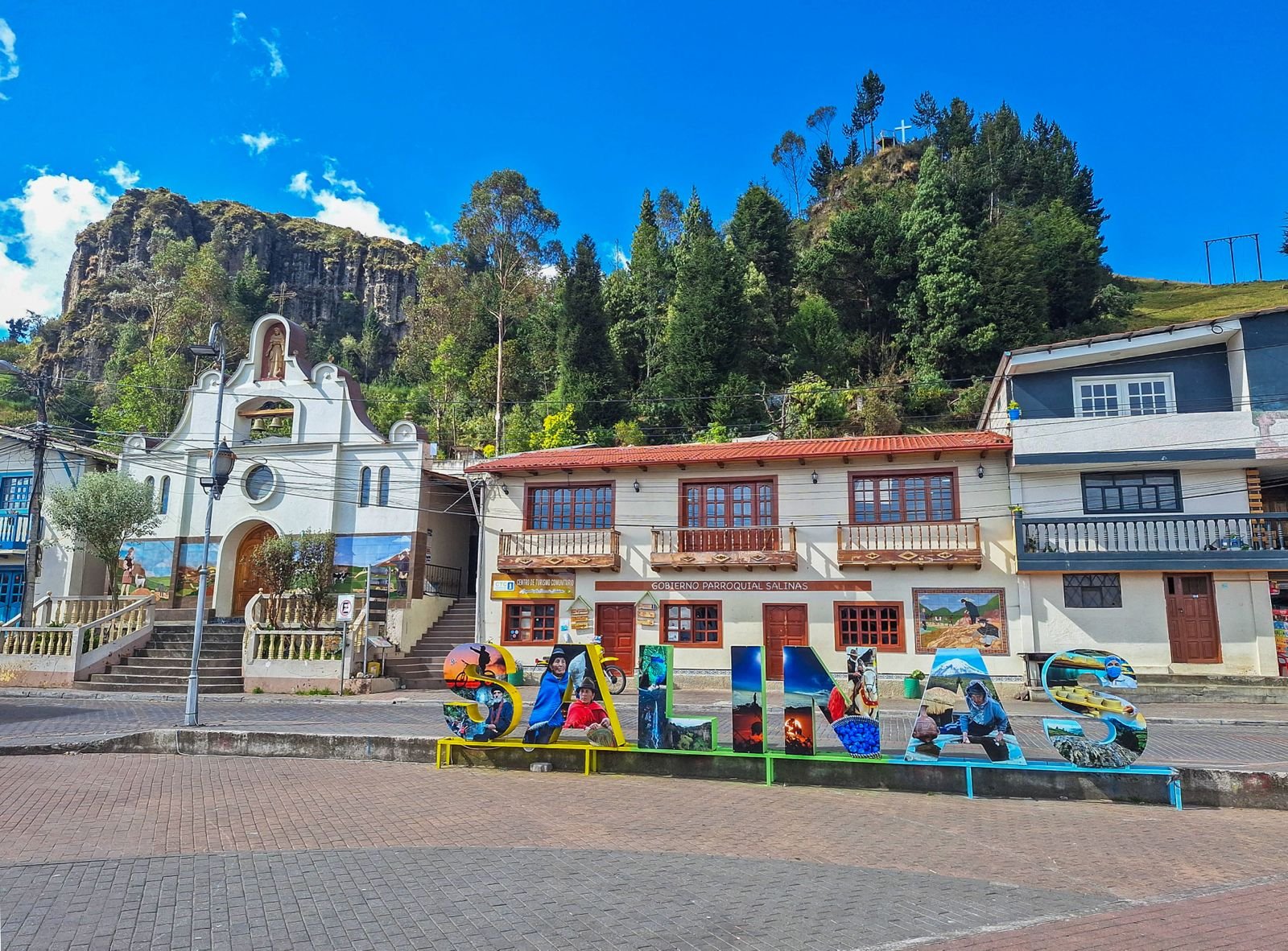 Festival de Verano 2025: Tradición, sabor y turismo comunitario Durante el feriado de agosto 2025, la parroquia Salinas, del cantón Guaranda, será el epicentro de un evento cultural y productivo sin igual. El Festival de Verano reunirá a emprendedores locales y visitantes en una gran feria que celebra lo mejor de nuestra identidad. Entre calles llenas de alegría, los asistentes podrán recorrer stands con quesos maduros, chocolates artesanales, tejidos andinos, embutidos, vinos, licores y más delicias hechas en nuestras montañas. Además de la feria, habrá actividades recreativas, presentaciones artísticas, juegos para niños y rutas guiadas hacia nuestros miradores naturales. La comunidad está lista para recibir a turistas nacionales y extranjeros con hospitalidad y calidez. ¿Por qué visitar Salinas? Este festival no es solo una fiesta, es una oportunidad para descubrir cómo las organizaciones comunitarias trabajan en conjunto para transformar productos locales en experiencias únicas. El turismo solidario en Salinas es una forma distinta de viajar: más humana, más auténtica, más conectada con las raíces.