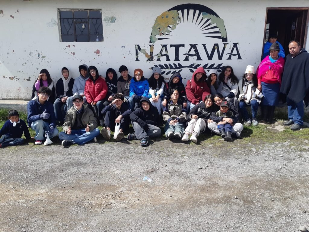 El Colegio Europeo Pachamama de Tumbaco vivió una experiencia educativa en Salinas de Guaranda con Tour Salinerito, durante una visita de tres días y dos noches. Los estudiantes aprendieron sobre el proceso artesanal del esquilado de ovejas, el hilado de lana de oveja y alpaca, y la elaboración de ponchos. Además, recorrieron lugares emblemáticos como Natahua (la comunidad más alta a 4.200 m.s.n.m), la fábrica de quesos, la chocolatera, las minas de sal, el Museo Salinas Yuyay, la laguna de los sueños, la cueva de Dos Pisso, la cruz, la fábrica de balones y el laboratorio culinario comunitario. Esta experiencia organizada por Tour Salinerito integró cultura, identidad, naturaleza y educación vivencial.