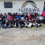 El Colegio Europeo Pachamama de Tumbaco vivió una experiencia educativa en Salinas de Guaranda con Tour Salinerito, durante una visita de tres días y dos noches. Los estudiantes aprendieron sobre el proceso artesanal del esquilado de ovejas, el hilado de lana de oveja y alpaca, y la elaboración de ponchos. Además, recorrieron lugares emblemáticos como Natahua (la comunidad más alta a 4.200 m.s.n.m), la fábrica de quesos, la chocolatera, las minas de sal, el Museo Salinas Yuyay, la laguna de los sueños, la cueva de Dos Pisso, la cruz, la fábrica de balones y el laboratorio culinario comunitario. Esta experiencia organizada por Tour Salinerito integró cultura, identidad, naturaleza y educación vivencial.