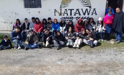 El Colegio Europeo Pachamama de Tumbaco vivió una experiencia educativa en Salinas de Guaranda con Tour Salinerito, durante una visita de tres días y dos noches. Los estudiantes aprendieron sobre el proceso artesanal del esquilado de ovejas, el hilado de lana de oveja y alpaca, y la elaboración de ponchos. Además, recorrieron lugares emblemáticos como Natahua (la comunidad más alta a 4.200 m.s.n.m), la fábrica de quesos, la chocolatera, las minas de sal, el Museo Salinas Yuyay, la laguna de los sueños, la cueva de Dos Pisso, la cruz, la fábrica de balones y el laboratorio culinario comunitario. Esta experiencia organizada por Tour Salinerito integró cultura, identidad, naturaleza y educación vivencial.