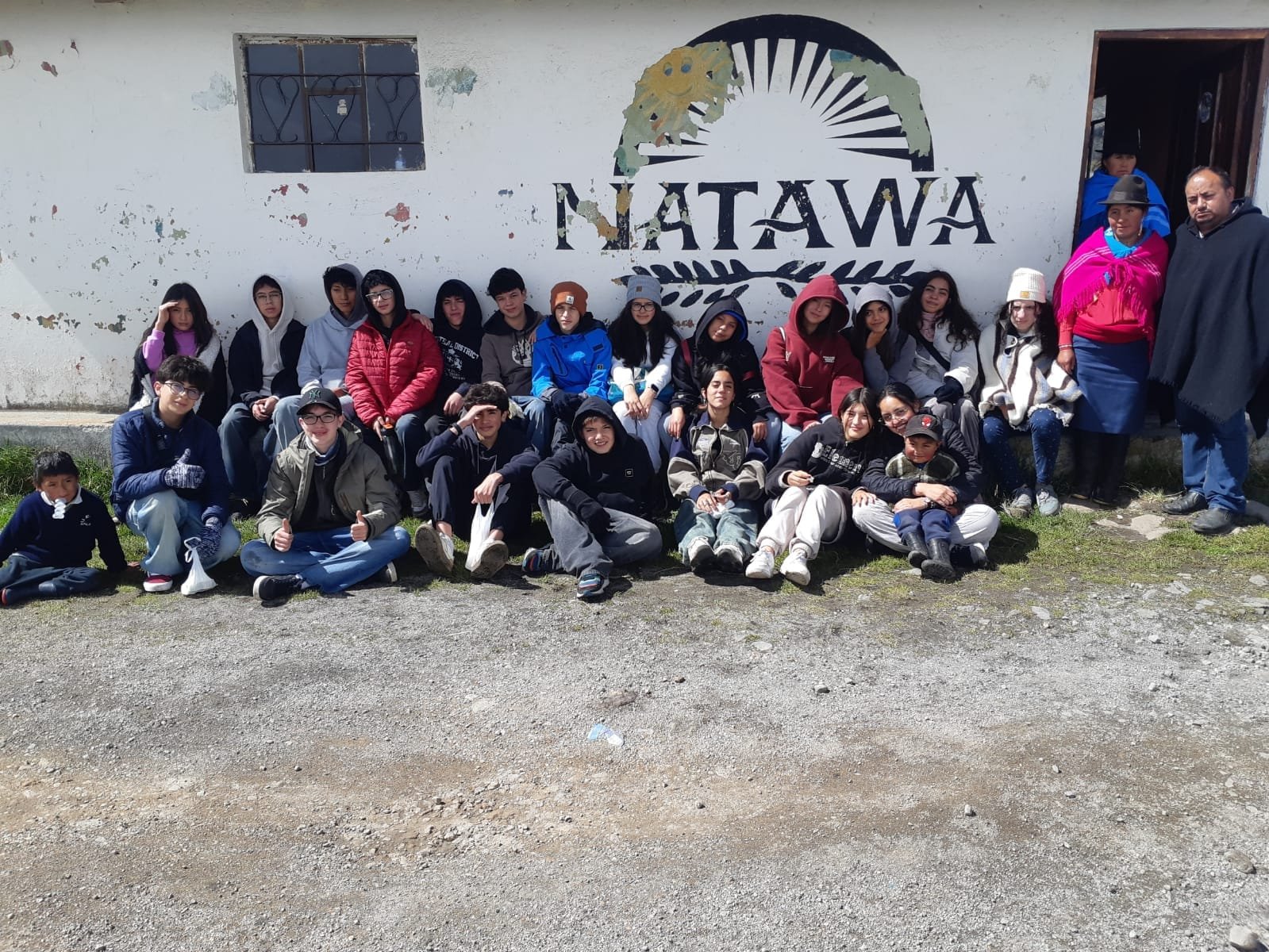 El Colegio Europeo Pachamama de Tumbaco vivió una experiencia educativa en Salinas de Guaranda con Tour Salinerito, durante una visita de tres días y dos noches. Los estudiantes aprendieron sobre el proceso artesanal del esquilado de ovejas, el hilado de lana de oveja y alpaca, y la elaboración de ponchos. Además, recorrieron lugares emblemáticos como Natahua (la comunidad más alta a 4.200 m.s.n.m), la fábrica de quesos, la chocolatera, las minas de sal, el Museo Salinas Yuyay, la laguna de los sueños, la cueva de Dos Pisso, la cruz, la fábrica de balones y el laboratorio culinario comunitario. Esta experiencia organizada por Tour Salinerito integró cultura, identidad, naturaleza y educación vivencial.