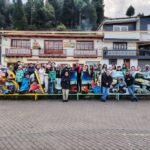 Turismo comunitario para adultos mayores desde Loja: una experiencia inolvidable en Salinas de Guaranda Salinas de Guaranda, ícono del turismo comunitario en Ecuador, recibió a un grupo de adultos mayores provenientes de la ciudad de Loja, gracias a la articulación entre Tour Salinerito y Amazon Travel. Esta visita de dos días y una noche combinó cultura, naturaleza, economía solidaria y vivencias únicas, consolidando a Salinas como un destino ideal para personas de todas las edades. Durante el recorrido, los turistas lojanos exploraron las más emblemáticas empresas comunitarias de Salinas, reconocidas a nivel nacional e internacional por su modelo productivo sostenible y cooperativo. Entre ellas destacó Textiles Ruiz, una fábrica familiar que elabora a mano ponchos de alpaca y lana de oveja, bufandas, mantas y accesorios, fusionando tradición ancestral y diseño contemporáneo. La experiencia en Textiles Ruiz fue uno de los momentos más valorados por los visitantes, quienes observaron de cerca el proceso de tejido y adquirieron productos únicos hechos con amor y calidad. Además, los adultos mayores visitaron: La quesera artesanal, donde degustaron quesos de leche de vaca y oveja, elaborados con altos estándares de calidad. La chocolatería comunitaria, que transforma el cacao fino de aroma en chocolates artesanales de exportación. La fábrica de aceites esenciales, pionera en el uso de plantas andinas para cosmética natural. La planta de embutidos, con productos innovadores y nutritivos hechos en comunidad. El museo y centro histórico, donde conocieron la historia del cooperativismo salinero. El recorrido también incluyó una visita al mirador El Gavilán, con una vista panorámica al imponente Nevado Chimborazo, y a las históricas minas de sal, que dieron nombre a esta parroquia ubicada en la provincia de Bolívar. Esta experiencia reafirma que Salinas de Guaranda no solo es un referente de turismo rural comunitario en Ecuador, sino también un lugar accesible, seguro y enriquecedor para el turismo de adultos mayores. La calidez de su gente, la riqueza de su producción local y la belleza de sus paisajes convierten cada visita en una verdadera aventura de aprendizaje y bienestar.