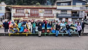 Turismo comunitario para adultos mayores desde Loja: una experiencia inolvidable en Salinas de Guaranda Salinas de Guaranda, ícono del turismo comunitario en Ecuador, recibió a un grupo de adultos mayores provenientes de la ciudad de Loja, gracias a la articulación entre Tour Salinerito y Amazon Travel. Esta visita de dos días y una noche combinó cultura, naturaleza, economía solidaria y vivencias únicas, consolidando a Salinas como un destino ideal para personas de todas las edades. Durante el recorrido, los turistas lojanos exploraron las más emblemáticas empresas comunitarias de Salinas, reconocidas a nivel nacional e internacional por su modelo productivo sostenible y cooperativo. Entre ellas destacó Textiles Ruiz, una fábrica familiar que elabora a mano ponchos de alpaca y lana de oveja, bufandas, mantas y accesorios, fusionando tradición ancestral y diseño contemporáneo. La experiencia en Textiles Ruiz fue uno de los momentos más valorados por los visitantes, quienes observaron de cerca el proceso de tejido y adquirieron productos únicos hechos con amor y calidad. Además, los adultos mayores visitaron: La quesera artesanal, donde degustaron quesos de leche de vaca y oveja, elaborados con altos estándares de calidad. La chocolatería comunitaria, que transforma el cacao fino de aroma en chocolates artesanales de exportación. La fábrica de aceites esenciales, pionera en el uso de plantas andinas para cosmética natural. La planta de embutidos, con productos innovadores y nutritivos hechos en comunidad. El museo y centro histórico, donde conocieron la historia del cooperativismo salinero. El recorrido también incluyó una visita al mirador El Gavilán, con una vista panorámica al imponente Nevado Chimborazo, y a las históricas minas de sal, que dieron nombre a esta parroquia ubicada en la provincia de Bolívar. Esta experiencia reafirma que Salinas de Guaranda no solo es un referente de turismo rural comunitario en Ecuador, sino también un lugar accesible, seguro y enriquecedor para el turismo de adultos mayores. La calidez de su gente, la riqueza de su producción local y la belleza de sus paisajes convierten cada visita en una verdadera aventura de aprendizaje y bienestar.