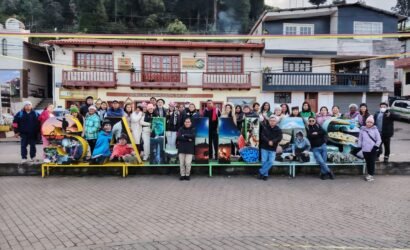 Turismo comunitario para adultos mayores desde Loja: una experiencia inolvidable en Salinas de Guaranda Salinas de Guaranda, ícono del turismo comunitario en Ecuador, recibió a un grupo de adultos mayores provenientes de la ciudad de Loja, gracias a la articulación entre Tour Salinerito y Amazon Travel. Esta visita de dos días y una noche combinó cultura, naturaleza, economía solidaria y vivencias únicas, consolidando a Salinas como un destino ideal para personas de todas las edades. Durante el recorrido, los turistas lojanos exploraron las más emblemáticas empresas comunitarias de Salinas, reconocidas a nivel nacional e internacional por su modelo productivo sostenible y cooperativo. Entre ellas destacó Textiles Ruiz, una fábrica familiar que elabora a mano ponchos de alpaca y lana de oveja, bufandas, mantas y accesorios, fusionando tradición ancestral y diseño contemporáneo. La experiencia en Textiles Ruiz fue uno de los momentos más valorados por los visitantes, quienes observaron de cerca el proceso de tejido y adquirieron productos únicos hechos con amor y calidad. Además, los adultos mayores visitaron: La quesera artesanal, donde degustaron quesos de leche de vaca y oveja, elaborados con altos estándares de calidad. La chocolatería comunitaria, que transforma el cacao fino de aroma en chocolates artesanales de exportación. La fábrica de aceites esenciales, pionera en el uso de plantas andinas para cosmética natural. La planta de embutidos, con productos innovadores y nutritivos hechos en comunidad. El museo y centro histórico, donde conocieron la historia del cooperativismo salinero. El recorrido también incluyó una visita al mirador El Gavilán, con una vista panorámica al imponente Nevado Chimborazo, y a las históricas minas de sal, que dieron nombre a esta parroquia ubicada en la provincia de Bolívar. Esta experiencia reafirma que Salinas de Guaranda no solo es un referente de turismo rural comunitario en Ecuador, sino también un lugar accesible, seguro y enriquecedor para el turismo de adultos mayores. La calidez de su gente, la riqueza de su producción local y la belleza de sus paisajes convierten cada visita en una verdadera aventura de aprendizaje y bienestar.