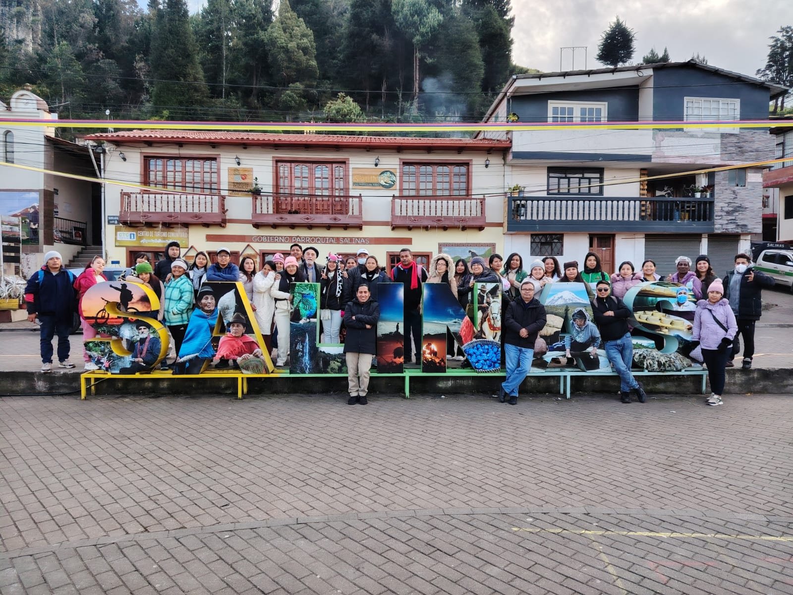 Turismo comunitario para adultos mayores desde Loja: una experiencia inolvidable en Salinas de Guaranda Salinas de Guaranda, ícono del turismo comunitario en Ecuador, recibió a un grupo de adultos mayores provenientes de la ciudad de Loja, gracias a la articulación entre Tour Salinerito y Amazon Travel. Esta visita de dos días y una noche combinó cultura, naturaleza, economía solidaria y vivencias únicas, consolidando a Salinas como un destino ideal para personas de todas las edades. Durante el recorrido, los turistas lojanos exploraron las más emblemáticas empresas comunitarias de Salinas, reconocidas a nivel nacional e internacional por su modelo productivo sostenible y cooperativo. Entre ellas destacó Textiles Ruiz, una fábrica familiar que elabora a mano ponchos de alpaca y lana de oveja, bufandas, mantas y accesorios, fusionando tradición ancestral y diseño contemporáneo. La experiencia en Textiles Ruiz fue uno de los momentos más valorados por los visitantes, quienes observaron de cerca el proceso de tejido y adquirieron productos únicos hechos con amor y calidad. Además, los adultos mayores visitaron: La quesera artesanal, donde degustaron quesos de leche de vaca y oveja, elaborados con altos estándares de calidad. La chocolatería comunitaria, que transforma el cacao fino de aroma en chocolates artesanales de exportación. La fábrica de aceites esenciales, pionera en el uso de plantas andinas para cosmética natural. La planta de embutidos, con productos innovadores y nutritivos hechos en comunidad. El museo y centro histórico, donde conocieron la historia del cooperativismo salinero. El recorrido también incluyó una visita al mirador El Gavilán, con una vista panorámica al imponente Nevado Chimborazo, y a las históricas minas de sal, que dieron nombre a esta parroquia ubicada en la provincia de Bolívar. Esta experiencia reafirma que Salinas de Guaranda no solo es un referente de turismo rural comunitario en Ecuador, sino también un lugar accesible, seguro y enriquecedor para el turismo de adultos mayores. La calidez de su gente, la riqueza de su producción local y la belleza de sus paisajes convierten cada visita en una verdadera aventura de aprendizaje y bienestar.