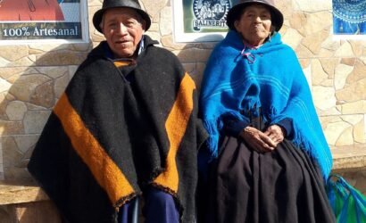 En Salinas, el amor camina de la mano En las calles empedradas de Salinas de Guaranda, el amor no es un cuento, es una realidad viva. Así lo demuestran Don Ramón Lumbi y su esposa Manuela, una pareja que ha compartido décadas de vida juntos, con la sencillez y ternura que caracteriza a nuestra gente. Originarios de la comunidad de Yacubiana, Don Ramón fue durante muchos años maestro albañil, oficio que desempeñó con orgullo y dedicación. Siempre a su lado, Doña Manuela lo acompañó en cada etapa, apoyándolo con cariño, paciencia y firmeza. Juntos levantaron no solo paredes, sino también una vida construida con esfuerzo y amor. Hoy, aunque ya no trabajan, siguen compartiendo sus días como siempre: unidos, caminando por el pueblo, saludando a conocidos, recordando los años de juventud y disfrutando de la tranquilidad que se han ganado. Su historia es un testimonio de que el amor verdadero no tiene fecha de caducidad. Que en Salinas de Guaranda no solo se produce queso, chocolate o ponchos, sino también historias de vida que inspiran y conmueven. En Tour Salinerito nos sentimos orgullosos de compartir este pequeño homenaje a Don Ramón y Doña Manuela, quienes nos enseñan que el amor real no necesita palabras, solo constancia.