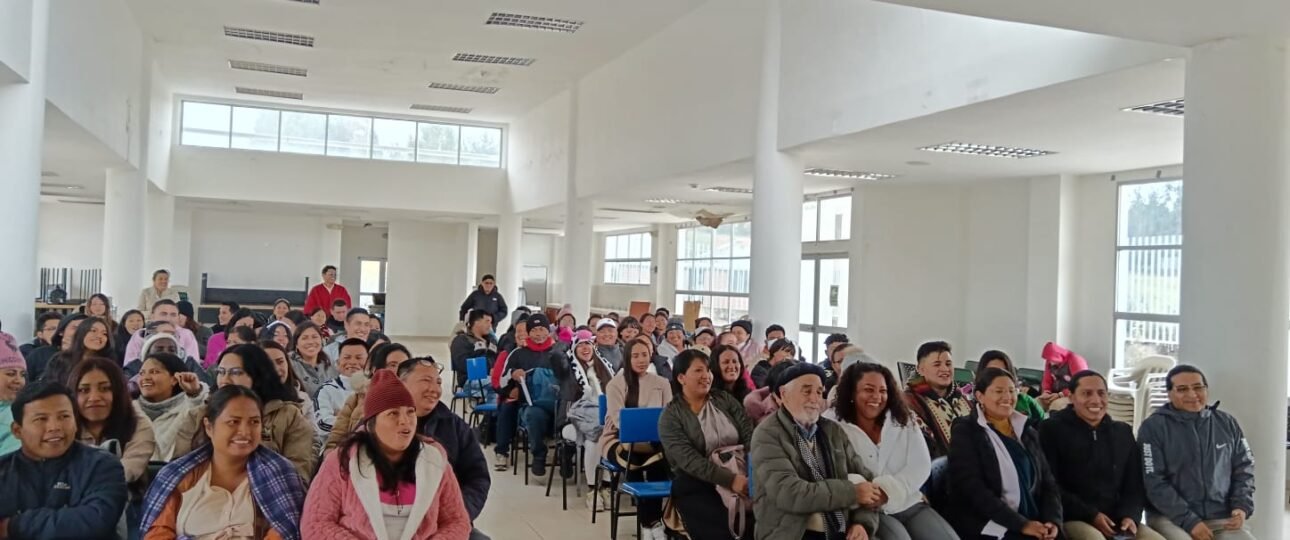 La visita de la Universidad Amauta Wuashi a Salinas de Guaranda organizada por Tour Salinerito permitió a los estudiantes rendir exámenes en un entorno natural y cultural único. Durante la estadía, conocieron las principales empresas comunitarias del sector, incluyendo fábricas artesanales de quesos, chocolates, tejidos de lana y alpaca, así como las tradicionales minas de sal. Esta experiencia refuerza el turismo educativo y sostenible en la provincia de Bolívar, promoviendo el desarrollo local y la preservación de las tradiciones andinas con el respaldo de Tour Salinerito.