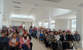 La visita de la Universidad Amauta Wuashi a Salinas de Guaranda organizada por Tour Salinerito permitió a los estudiantes rendir exámenes en un entorno natural y cultural único. Durante la estadía, conocieron las principales empresas comunitarias del sector, incluyendo fábricas artesanales de quesos, chocolates, tejidos de lana y alpaca, así como las tradicionales minas de sal. Esta experiencia refuerza el turismo educativo y sostenible en la provincia de Bolívar, promoviendo el desarrollo local y la preservación de las tradiciones andinas con el respaldo de Tour Salinerito.