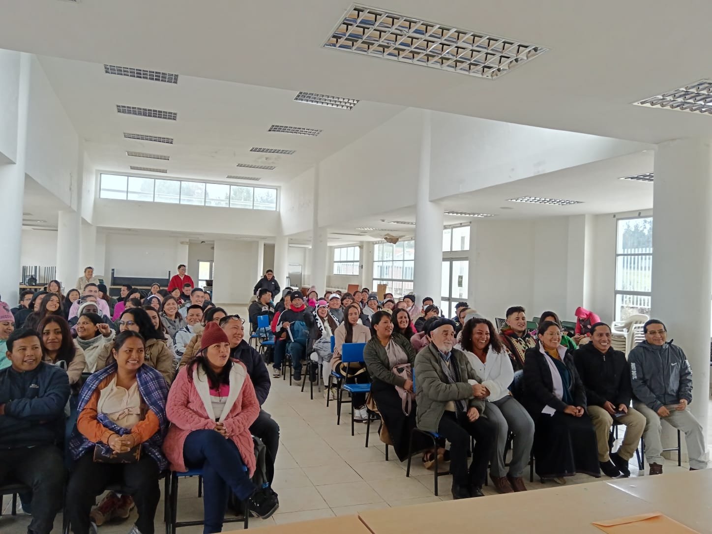 La visita de la Universidad Amauta Wuashi a Salinas de Guaranda organizada por Tour Salinerito permitió a los estudiantes rendir exámenes en un entorno natural y cultural único. Durante la estadía, conocieron las principales empresas comunitarias del sector, incluyendo fábricas artesanales de quesos, chocolates, tejidos de lana y alpaca, así como las tradicionales minas de sal. Esta experiencia refuerza el turismo educativo y sostenible en la provincia de Bolívar, promoviendo el desarrollo local y la preservación de las tradiciones andinas con el respaldo de Tour Salinerito.