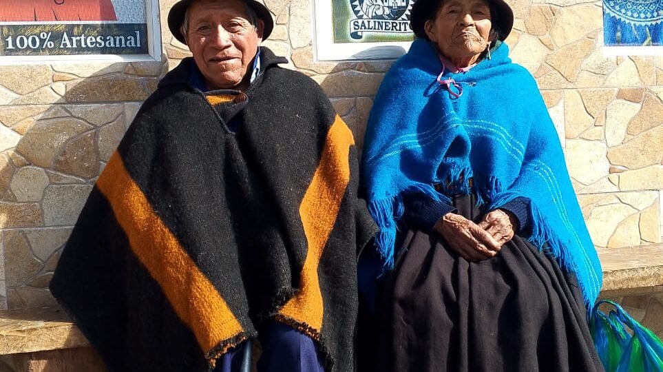 En Salinas, el amor camina de la mano En las calles empedradas de Salinas de Guaranda, el amor no es un cuento, es una realidad viva. Así lo demuestran Don Ramón Lumbi y su esposa Manuela, una pareja que ha compartido décadas de vida juntos, con la sencillez y ternura que caracteriza a nuestra gente. Originarios de la comunidad de Yacubiana, Don Ramón fue durante muchos años maestro albañil, oficio que desempeñó con orgullo y dedicación. Siempre a su lado, Doña Manuela lo acompañó en cada etapa, apoyándolo con cariño, paciencia y firmeza. Juntos levantaron no solo paredes, sino también una vida construida con esfuerzo y amor. Hoy, aunque ya no trabajan, siguen compartiendo sus días como siempre: unidos, caminando por el pueblo, saludando a conocidos, recordando los años de juventud y disfrutando de la tranquilidad que se han ganado. Su historia es un testimonio de que el amor verdadero no tiene fecha de caducidad. Que en Salinas de Guaranda no solo se produce queso, chocolate o ponchos, sino también historias de vida que inspiran y conmueven. En Tour Salinerito nos sentimos orgullosos de compartir este pequeño homenaje a Don Ramón y Doña Manuela, quienes nos enseñan que el amor real no necesita palabras, solo constancia.