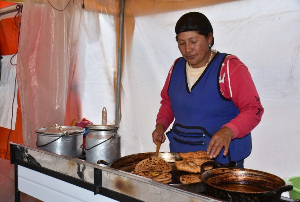 Degustación de queso artesanal en Salinas de Guaranda durante el tour gastronómico