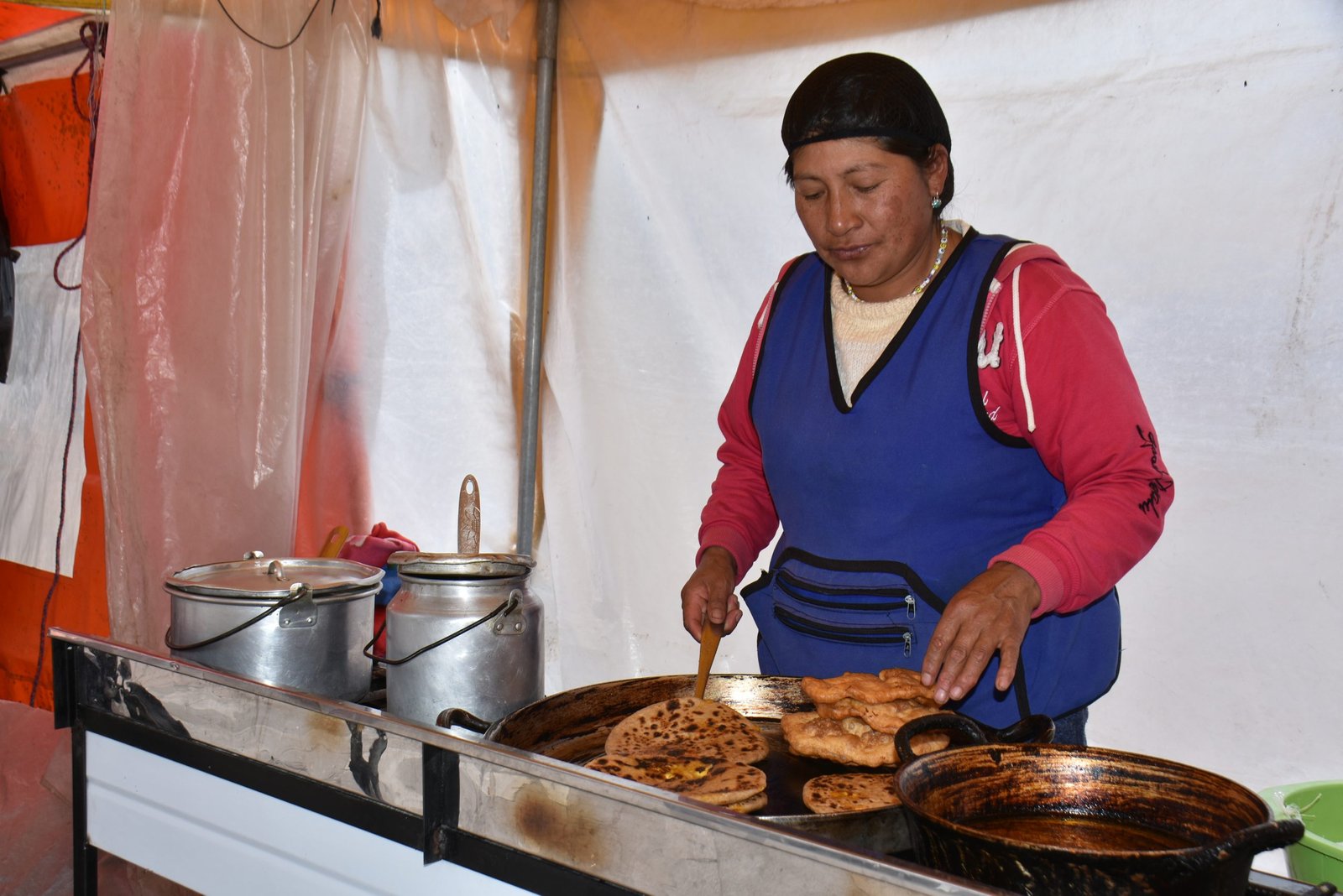 Degustación de queso artesanal en Salinas de Guaranda durante el tour gastronómico