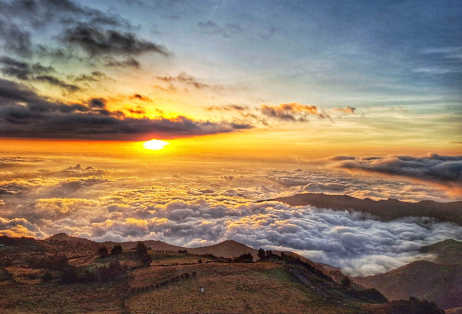 Turismo en Salinas de Guaranda con paisajes andinos y comunidades locales