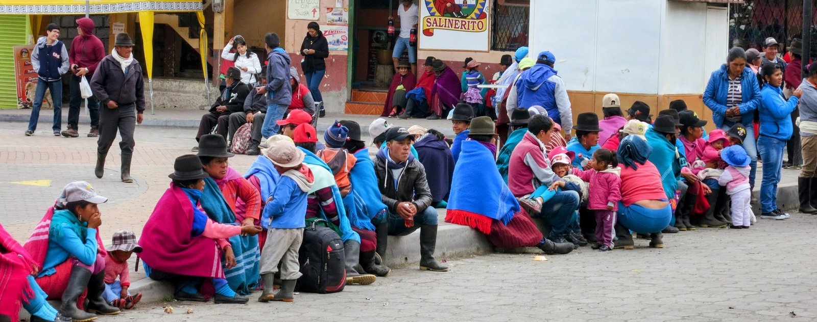 Turistas en tour en Salinas de Guaranda con TourSalinerito