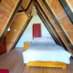 Habitación tipo glamping en Salinas de Guaranda con diseño de madera y alojamiento acogedor