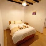 Habitación tipo glamping en Salinas de Guaranda con cama cómoda y diseño de madera