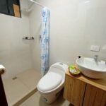 Baño privado en glamping de Salinas de Guaranda con alojamiento cómodo y familiar