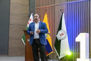 "Ing. Javier Ruiz, fundador de TourSalinerito, durante su conferencia en la Universidad Estatal de Milagro (UNEMI), compartiendo la experiencia de desarrollo comunitario de Salinas de Guaranda y sus emprendimientos solidarios."