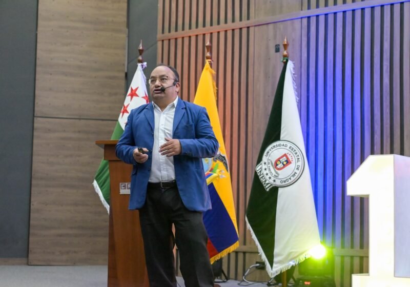 "Ing. Javier Ruiz, fundador de TourSalinerito, durante su conferencia en la Universidad Estatal de Milagro (UNEMI), compartiendo la experiencia de desarrollo comunitario de Salinas de Guaranda y sus emprendimientos solidarios."