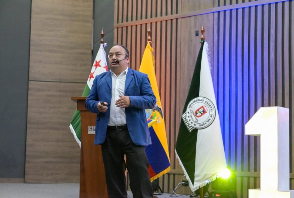 "Ing. Javier Ruiz, fundador de TourSalinerito, durante su conferencia en la Universidad Estatal de Milagro (UNEMI), compartiendo la experiencia de desarrollo comunitario de Salinas de Guaranda y sus emprendimientos solidarios."