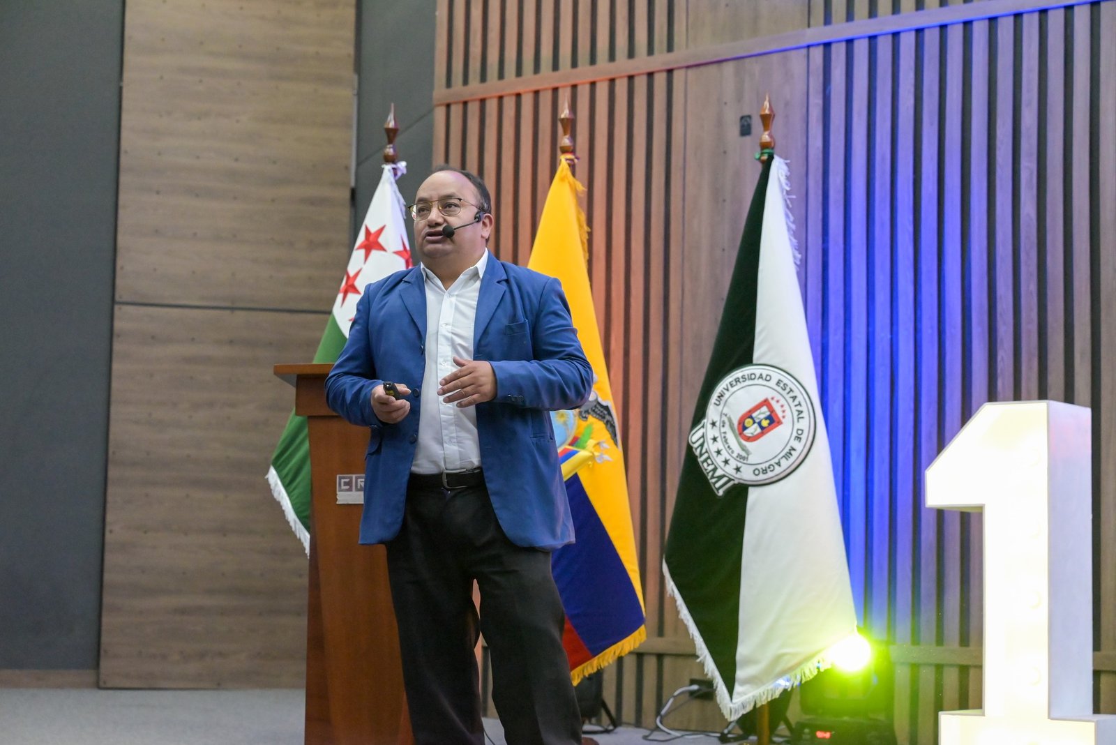 "Ing. Javier Ruiz, fundador de TourSalinerito, durante su conferencia en la Universidad Estatal de Milagro (UNEMI), compartiendo la experiencia de desarrollo comunitario de Salinas de Guaranda y sus emprendimientos solidarios."
