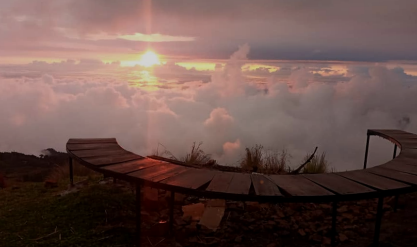 Atardecer y mar de nubes desde el Mirador El Gavilán en Salinas de Guaranda