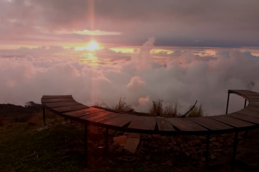 Atardecer y mar de nubes desde el Mirador El Gavilán en Salinas de Guaranda