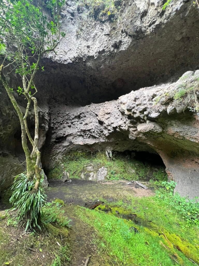 Cueva de dos pisos en Salinas de Guaranda