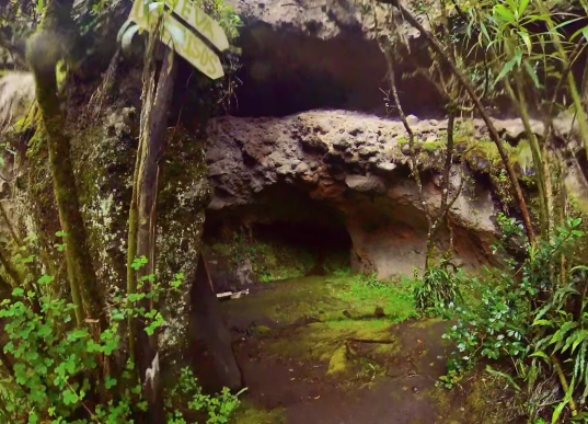 Cueva de dos pisos en Salinas de Guaranda