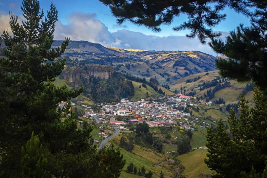 Vista panorámica de Salinas de Guaranda en los Andes del Ecuador