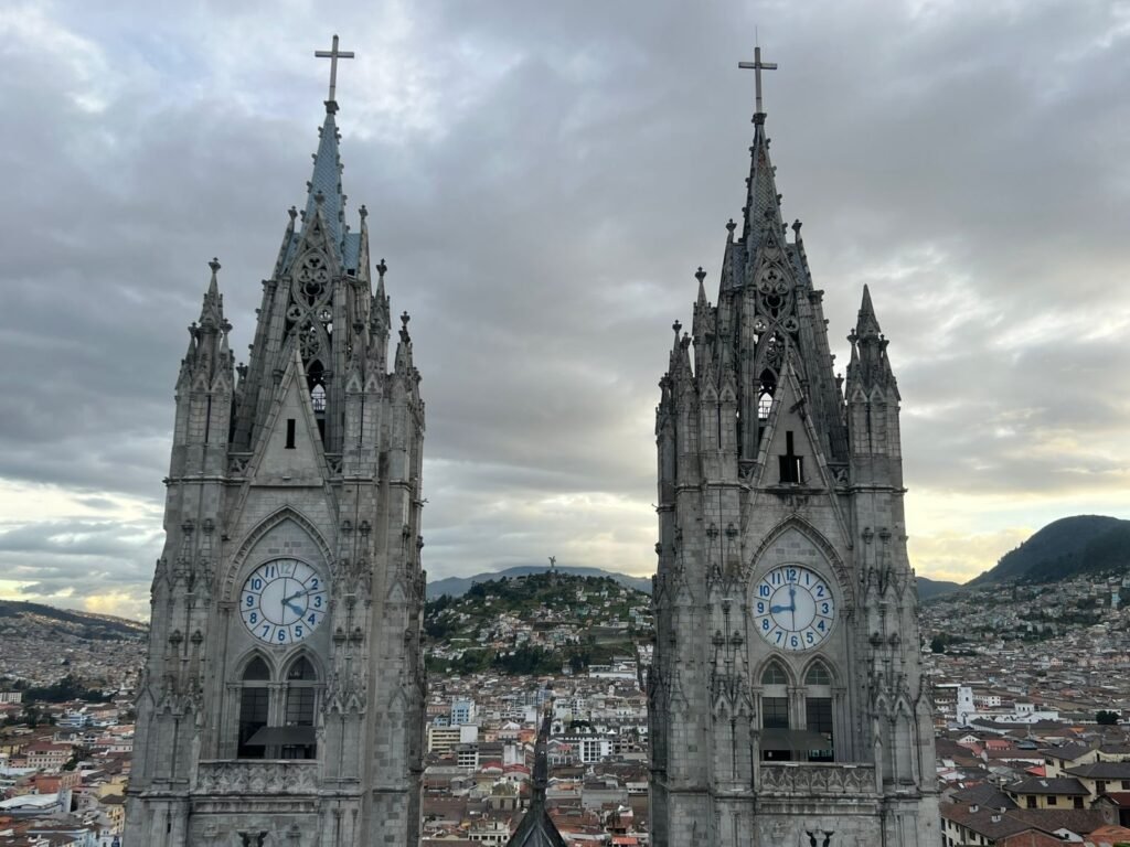 Estudiantes en recorrido cultural por Quito durante una gira académica organizada por Tour Salinerito, con la Basílica del Voto Nacional como atractivo patrimonial principal.