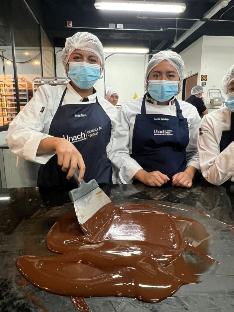 Jóvenes estudiantes de la Universidad Nacional de Chimborazo en República del Cacao, Quito, durante una gira académica organizada por Tour Salinerito.
