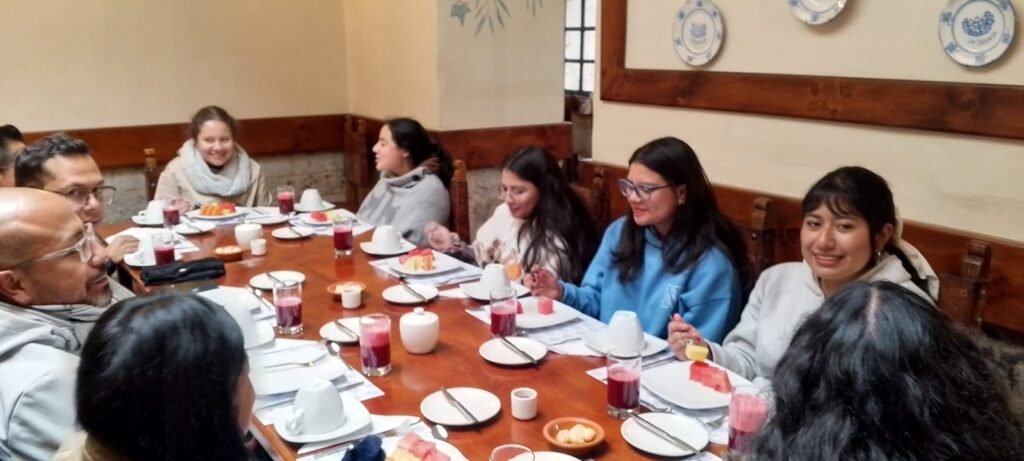 Estudiantes de la Universidad Nacional de Chimborazo durante una visita académica a Hacienda La Ciénega en Cotopaxi, organizada por Tour Salinerito.